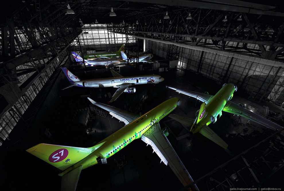 Самолёты в ночном ангаре