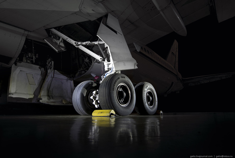 Самолёты в ночном ангаре