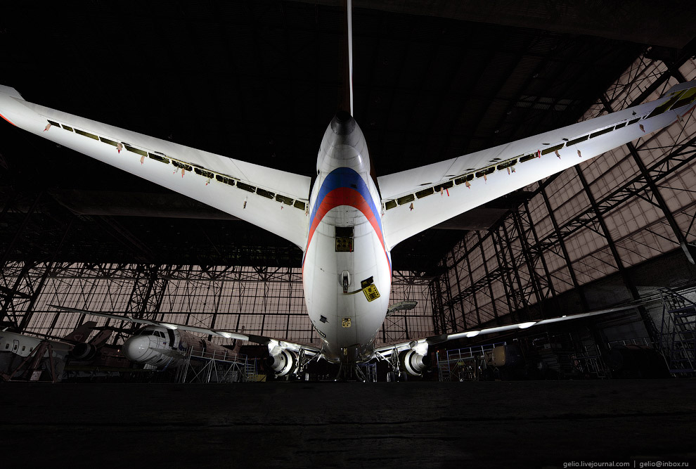 Самолёты в ночном ангаре