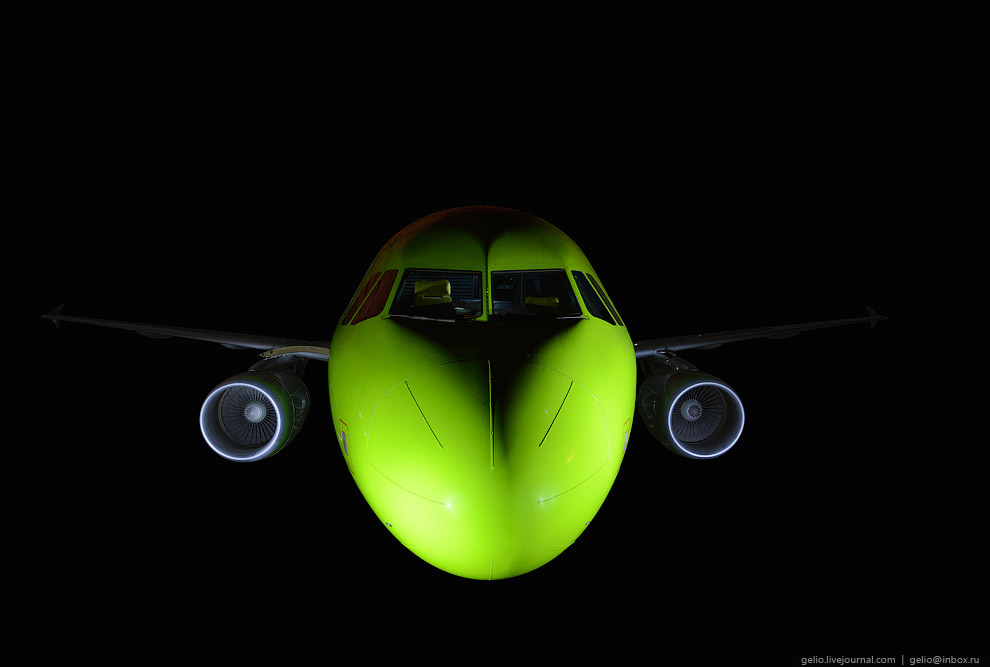 Самолёты в ночном ангаре