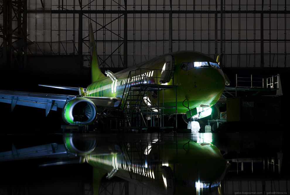Самолёты в ночном ангаре