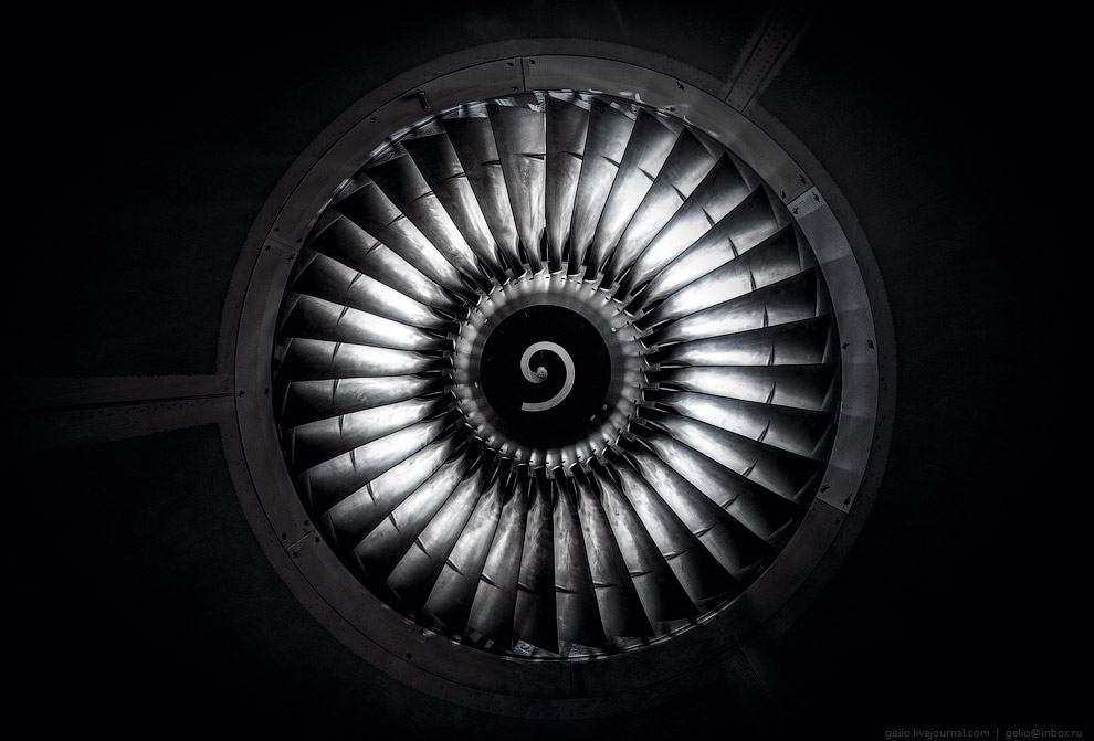 Самолёты в ночном ангаре