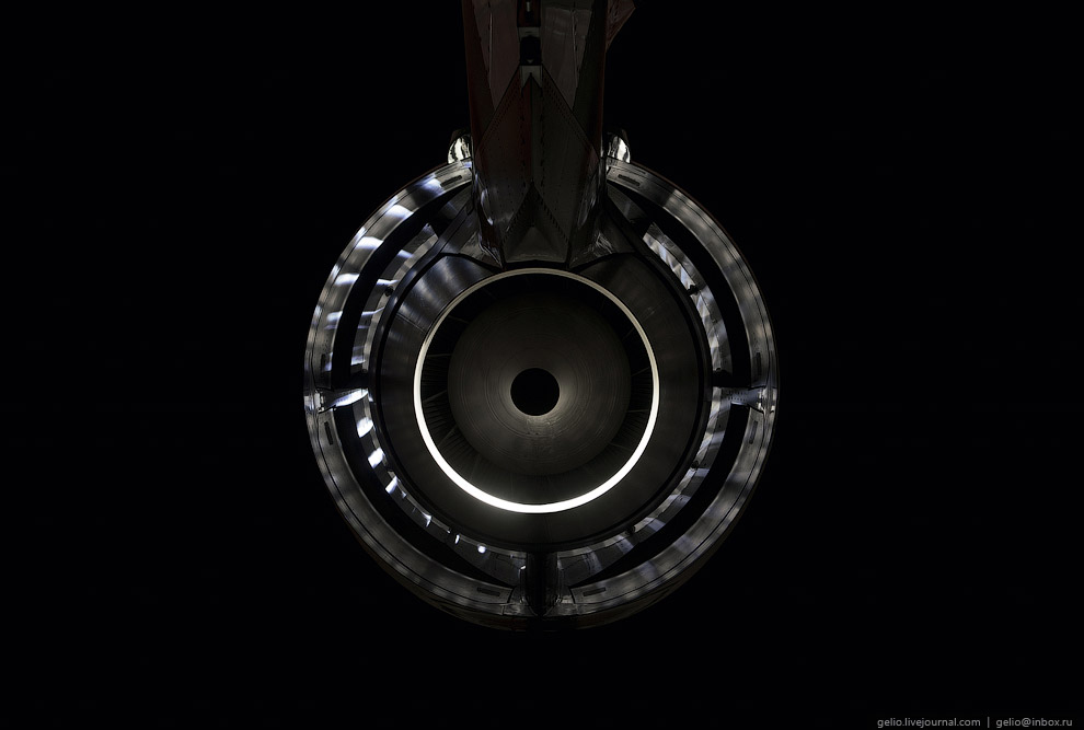 Самолёты в ночном ангаре