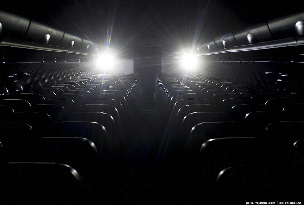 Самолёты в ночном ангаре