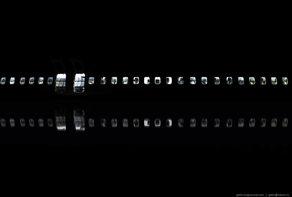 Самолёты в ночном ангаре