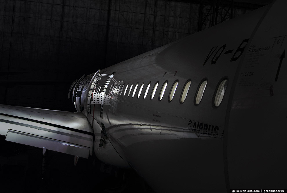 Самолёты в ночном ангаре