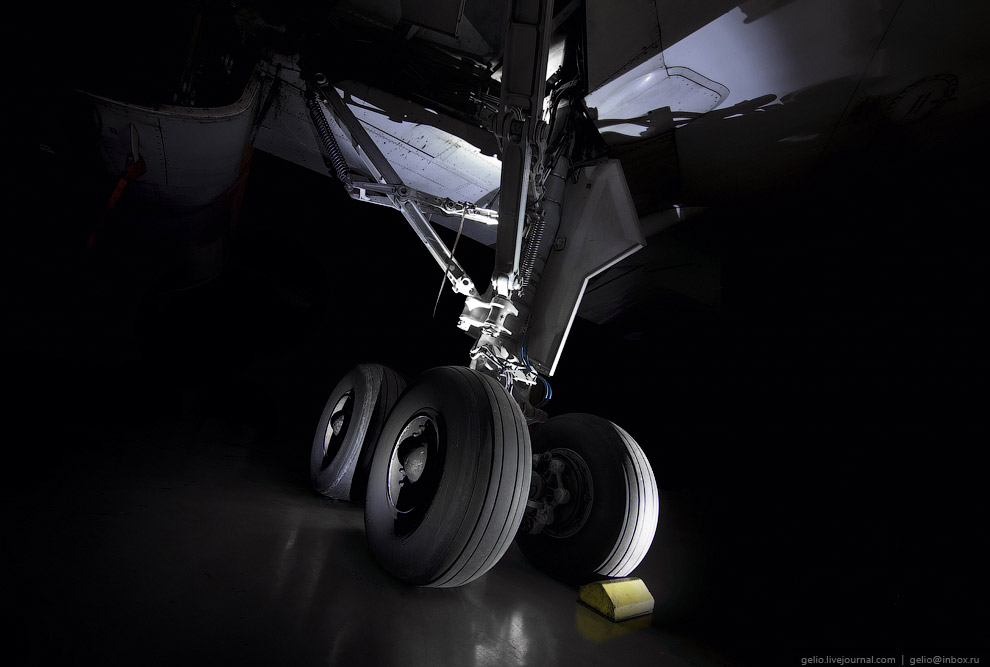 Самолёты в ночном ангаре