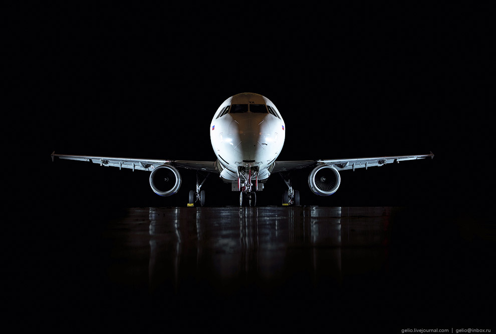 Самолёты в ночном ангаре