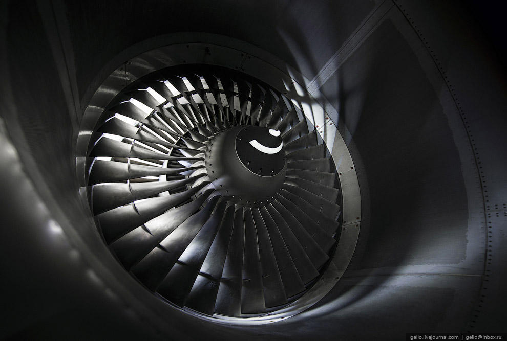 Самолёты в ночном ангаре