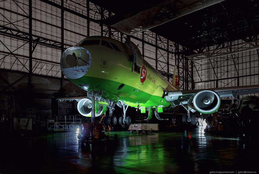 Самолёты в ночном ангаре