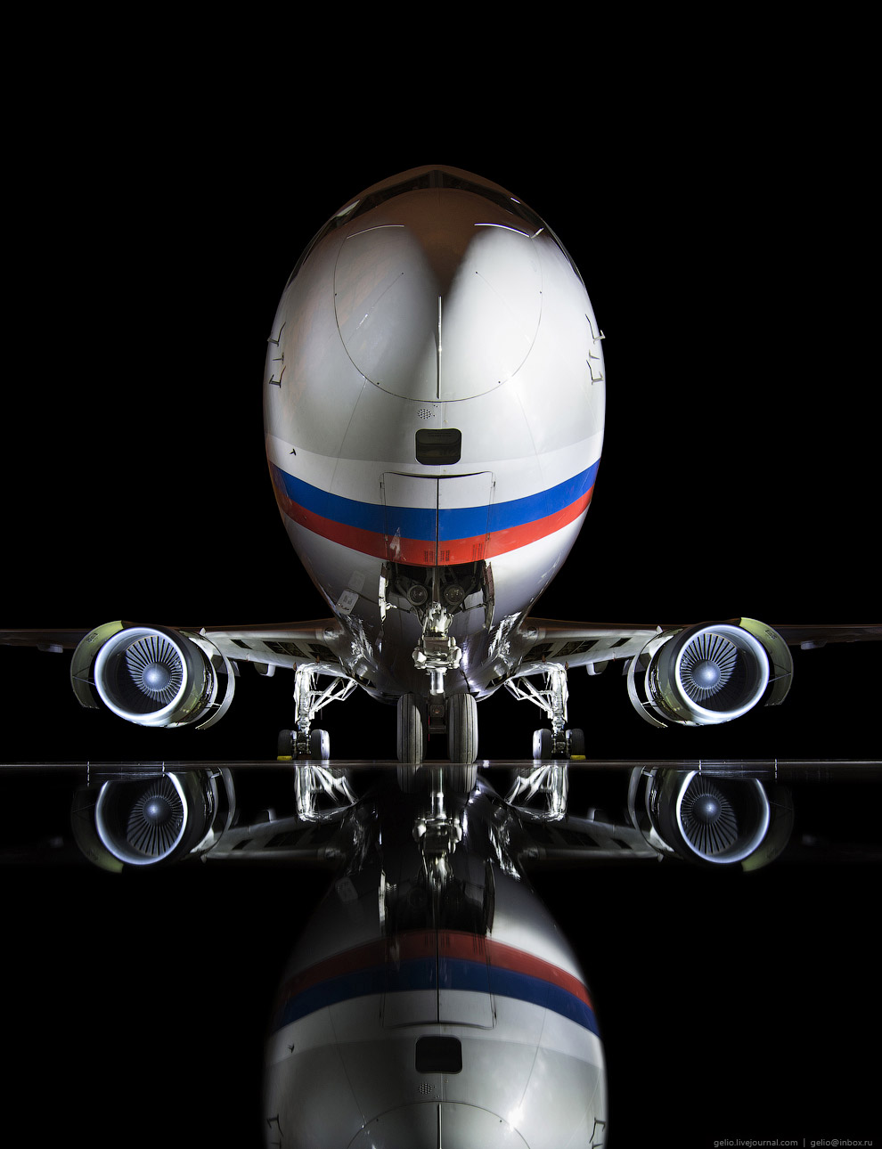 Самолёты в ночном ангаре