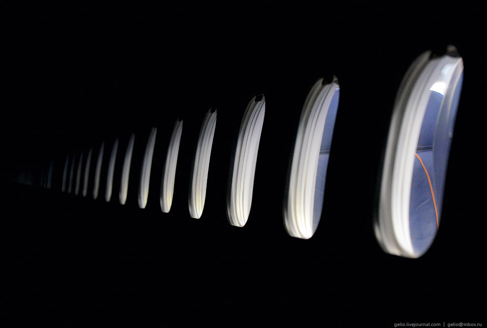 Самолёты в ночном ангаре