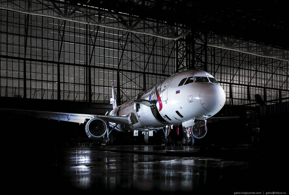 Самолёты в ночном ангаре