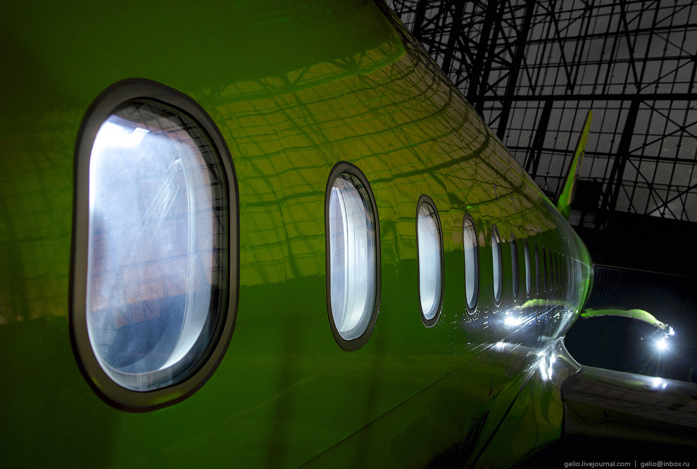 Самолёты в ночном ангаре