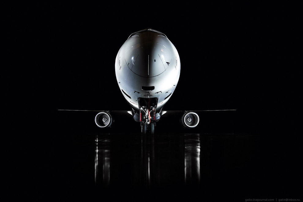 Самолёты в ночном ангаре