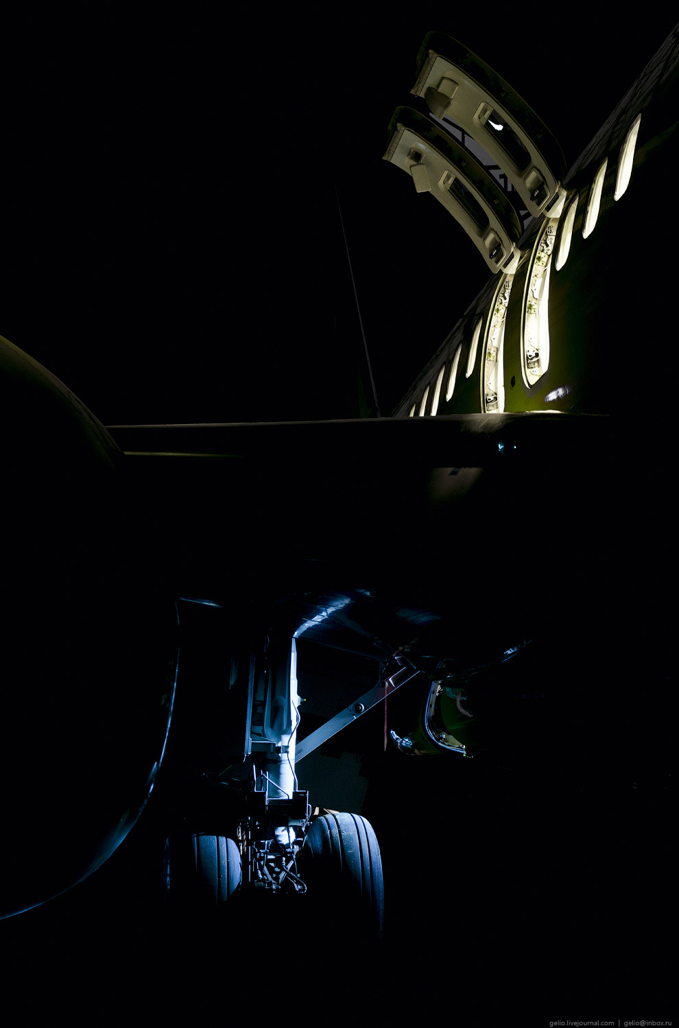 Самолёты в ночном ангаре