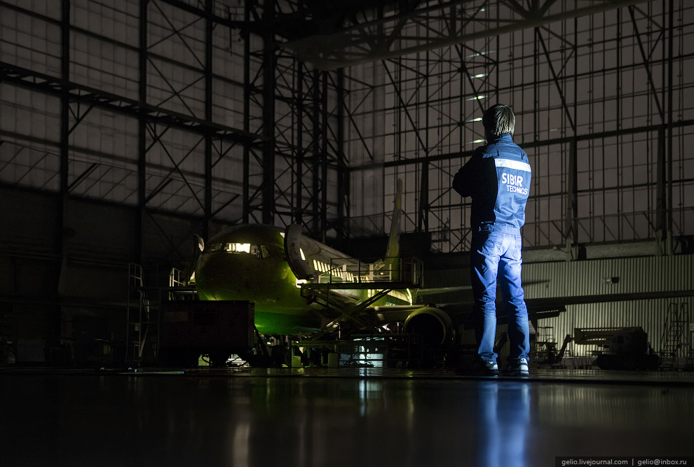 Самолёты в ночном ангаре