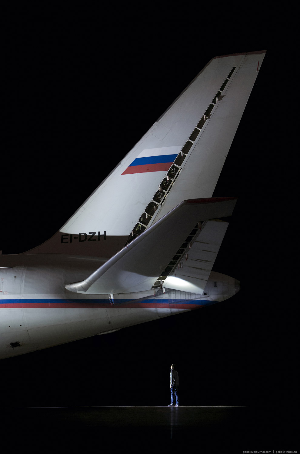 Самолёты в ночном ангаре