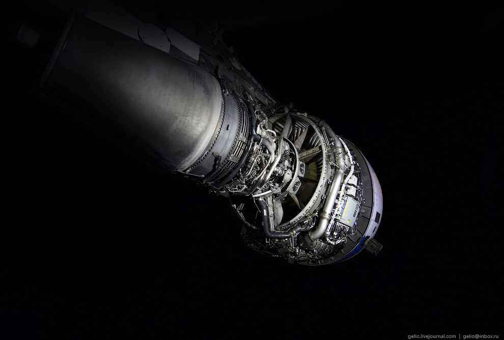 Самолёты в ночном ангаре