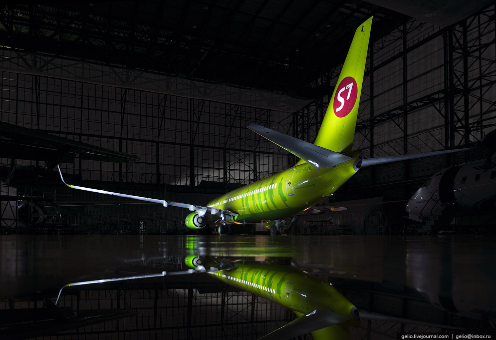 Самолёты в ночном ангаре