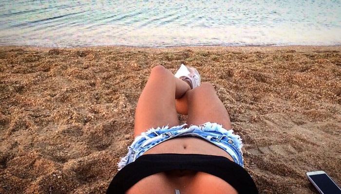 Девушки в купальниках делают селфи