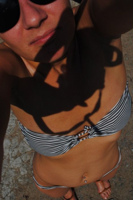 Девушки в купальниках делают селфи