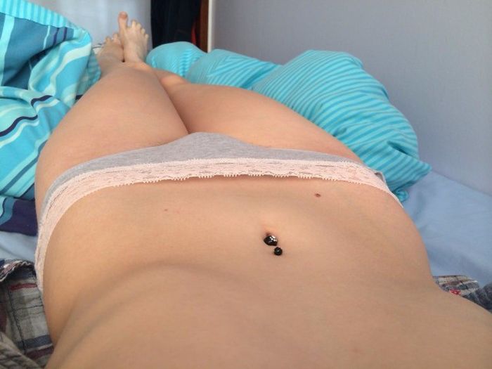 Девушки в купальниках делают селфи