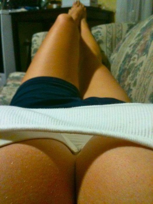 Девушки в купальниках делают селфи