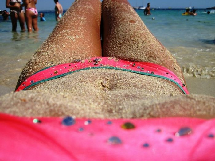 Девушки в купальниках делают селфи