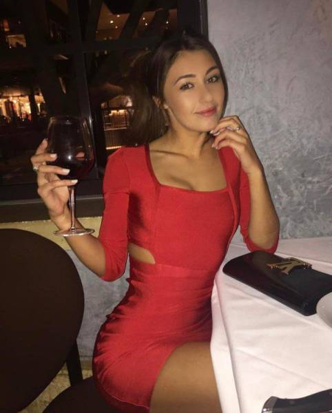 Девушки, которым очень идут обтягивающие платья