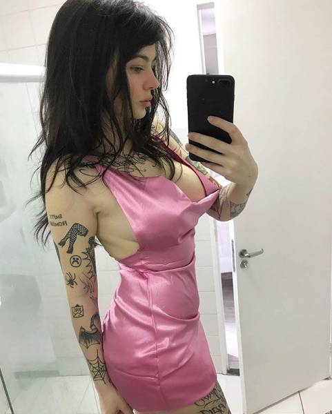 Девушки, которым очень идут обтягивающие платья