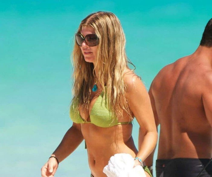 На пляже почти без макияжа российские и зарубежные звезды в купальниках