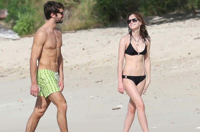 На пляже почти без макияжа российские и зарубежные звезды в купальниках