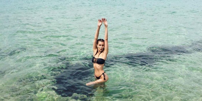 На пляже почти без макияжа российские и зарубежные звезды в купальниках