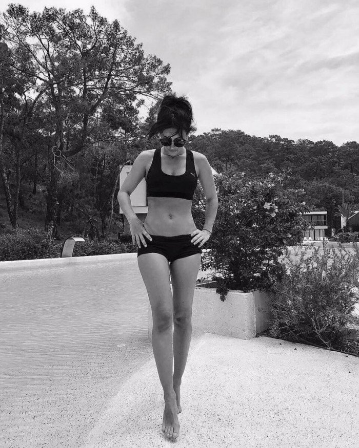 На пляже почти без макияжа российские и зарубежные звезды в купальниках