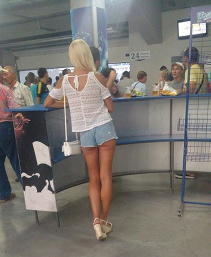 Девушки в коротеньких шортиках