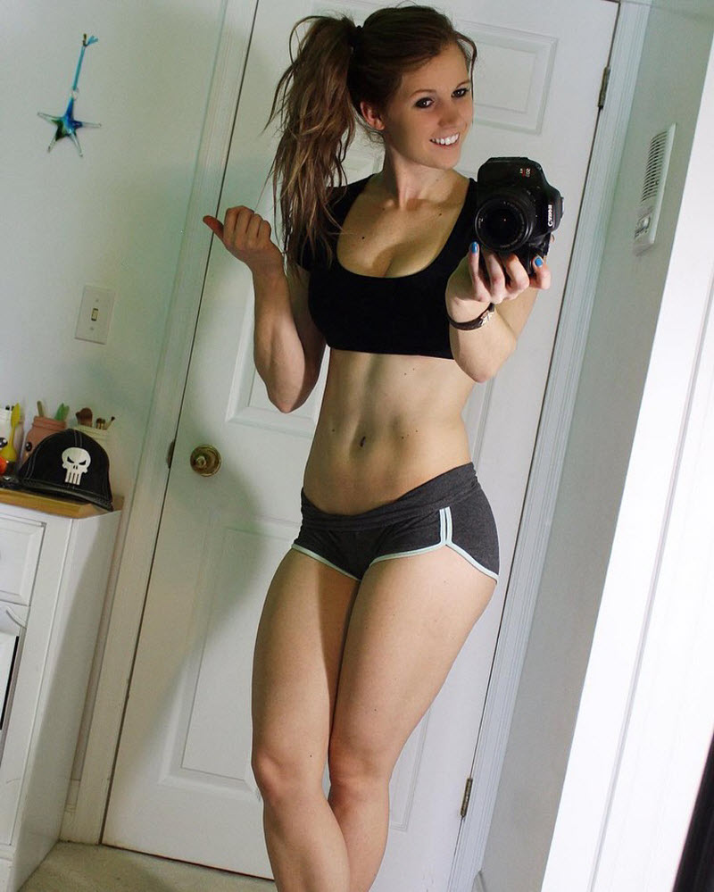 Девушки в коротеньких шортиках