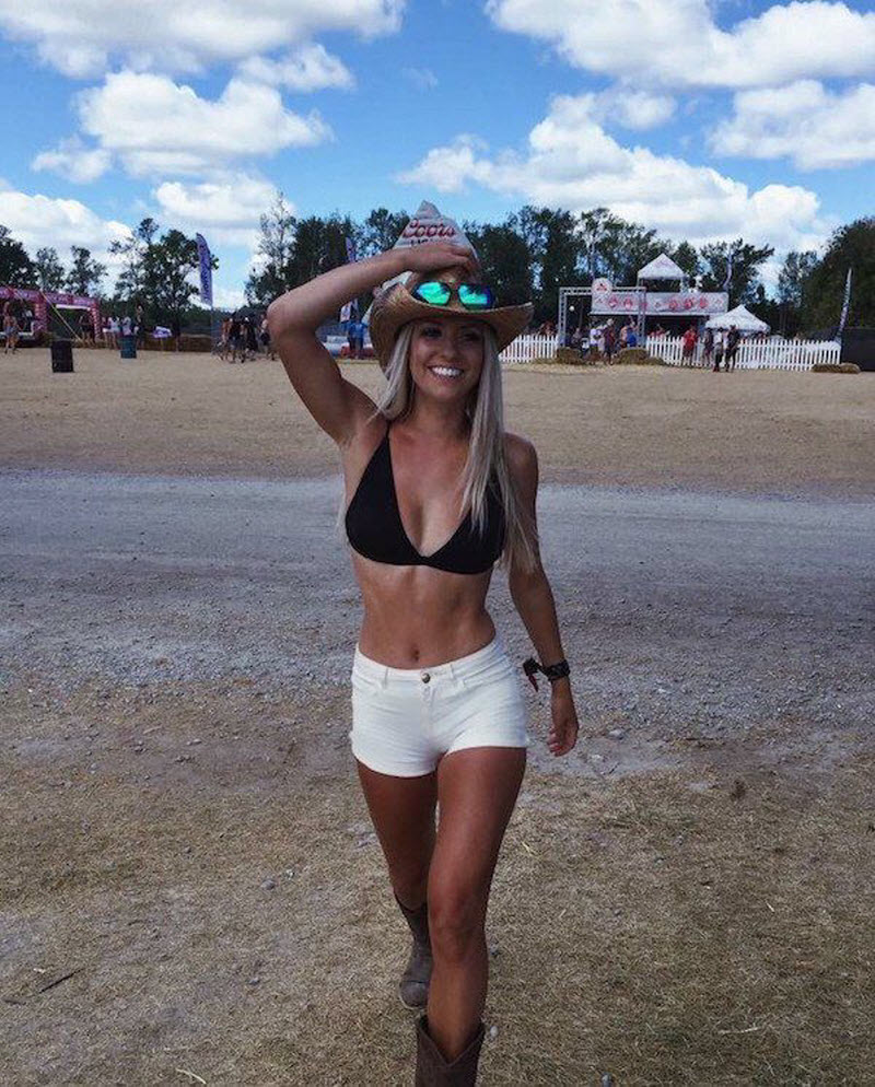 Девушки в коротеньких шортиках