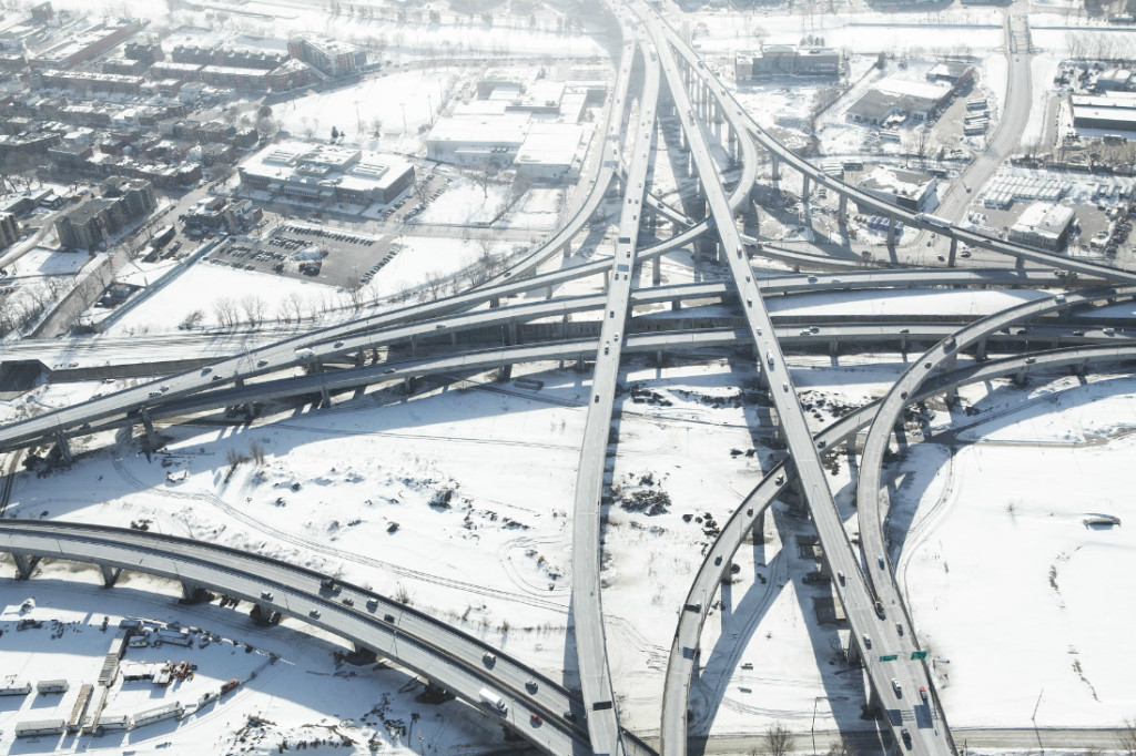 Там, где расходятся дороги: Аэросъёмка от Питера Эндрю