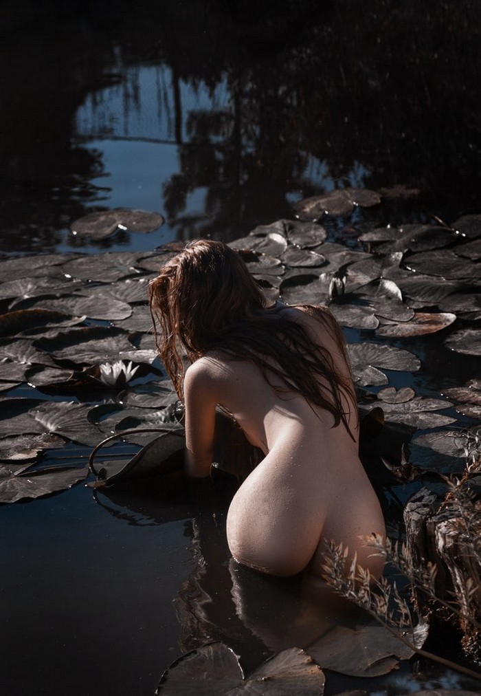 Обнаженные девушки на фоне воды