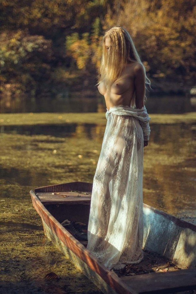 Обнаженные девушки на фоне воды