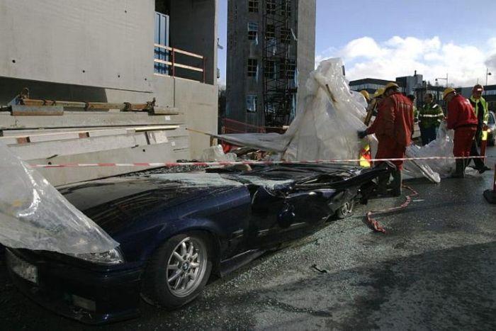Плита упала на автомобиль (5 фото)
