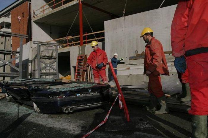 Плита упала на автомобиль (5 фото)