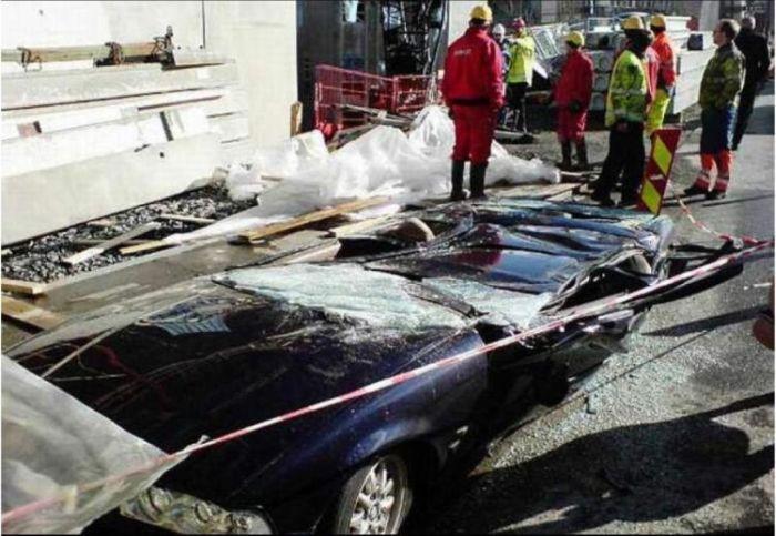 Плита упала на автомобиль (5 фото)