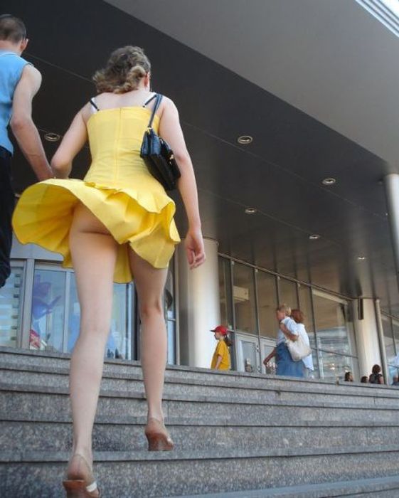 Девушки в коротких юбках