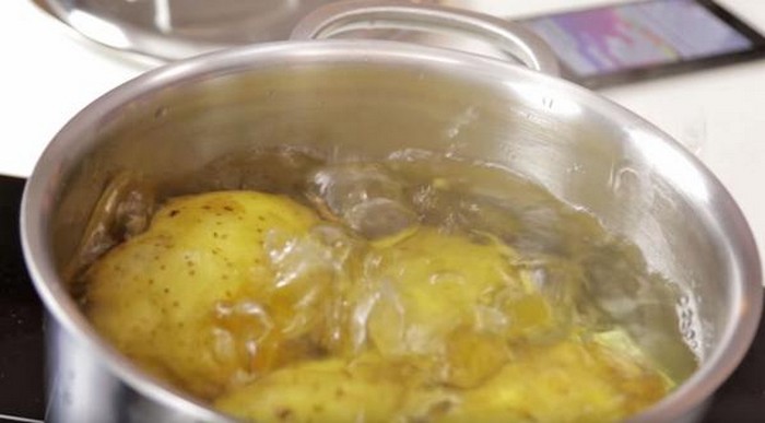 Оказывается возможно очистить картошку на оливье за 2 секунды и не испортить маникюр Оказывается возможно очистить картошку на оливье за 2 секунды и не испортить маникюр