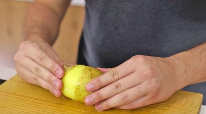 Оказывается возможно очистить картошку на оливье за 2 секунды и не испортить маникюр Оказывается возможно очистить картошку на оливье за 2 секунды и не испортить маникюр