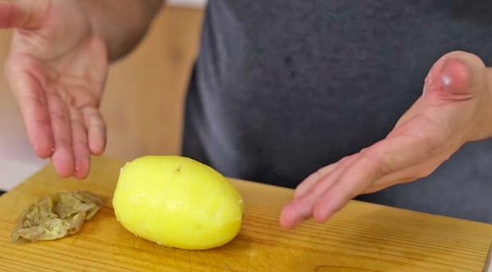 Оказывается возможно очистить картошку на оливье за 2 секунды и не испортить маникюр Оказывается возможно очистить картошку на оливье за 2 секунды и не испортить маникюр